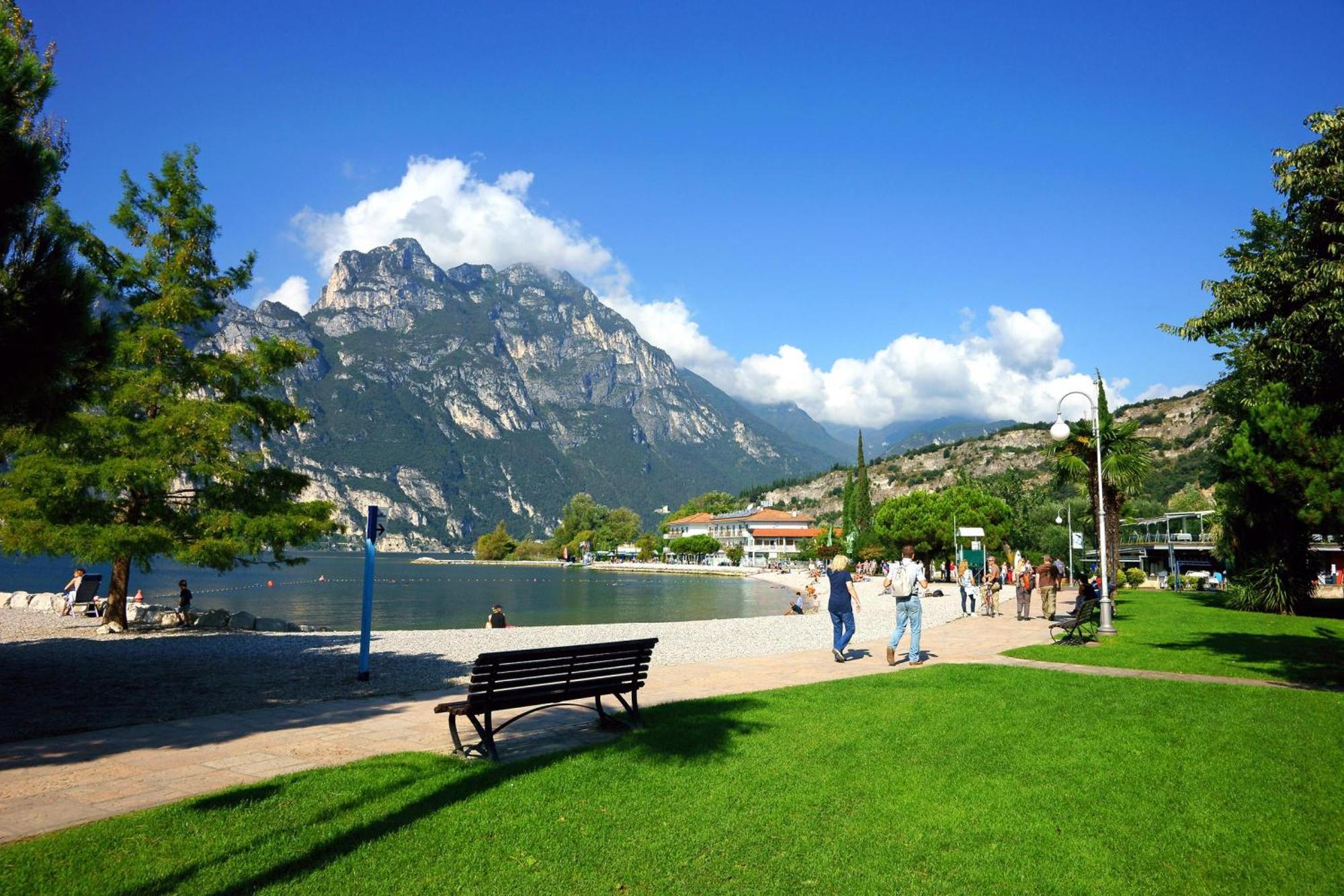 Paulie Apartment - Happy Rentals Riva del Garda Eksteriør bilde